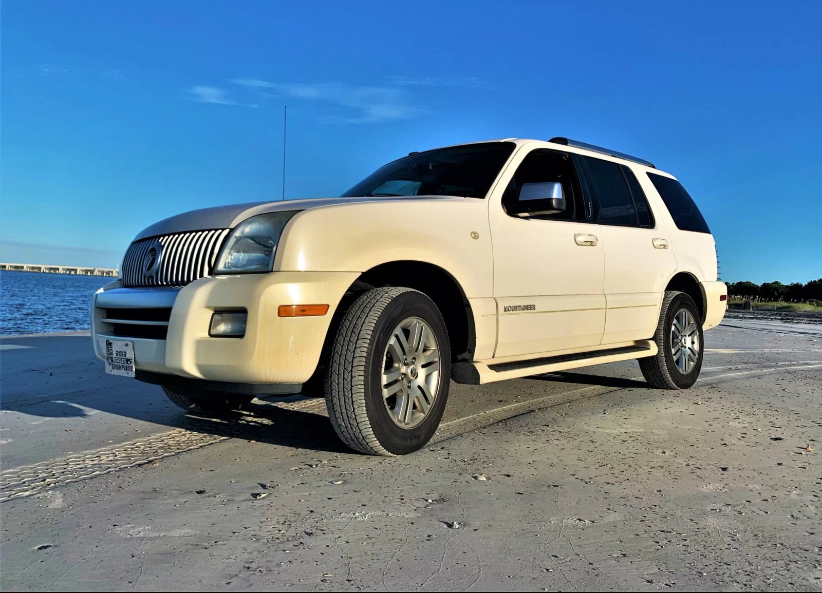 2008 Mercury Mountaineer Luna